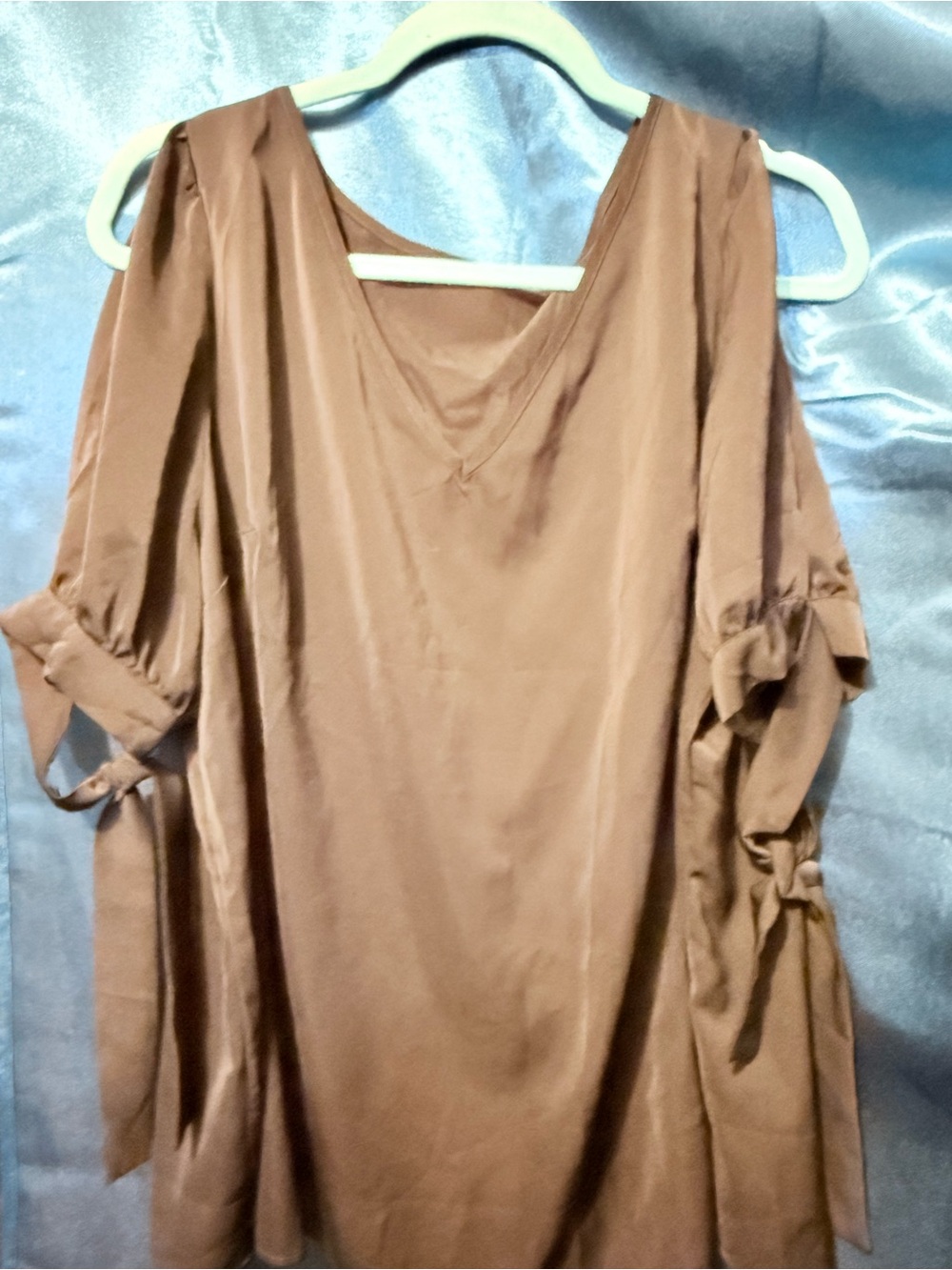 Sleeves with slits that tie around the arm.